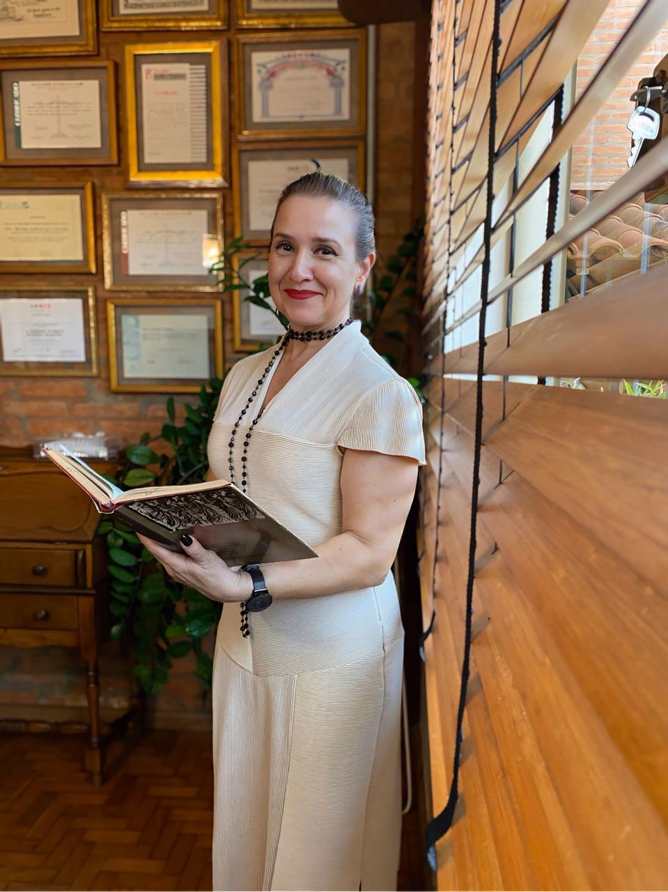 Dra. Renata Tamarozzi Rodrigues com livro jurídico